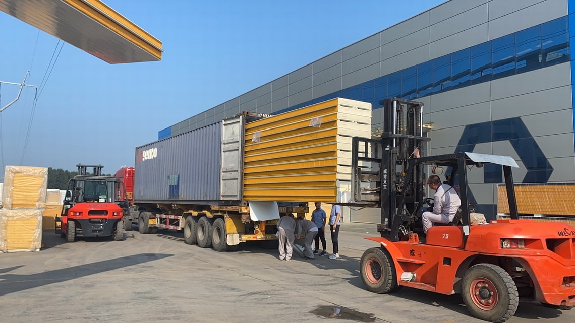Packing and Loading of PU Sandwich Panels