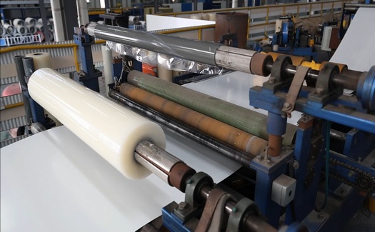 Steel sheet covered with plastic film