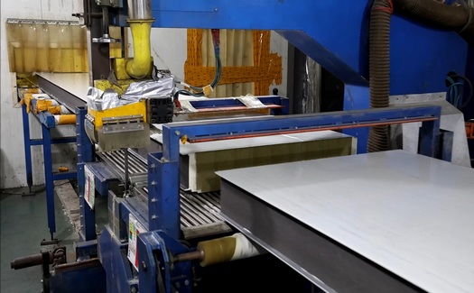 Automatic cutting of sandwich panel